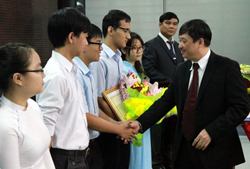 Phó Chủ tịch Đặng Việt Dũng biểu dương thành tích học tập, ý chí rèn luyện của các học sinh đỗ thủ khoa vào các trường đại học
